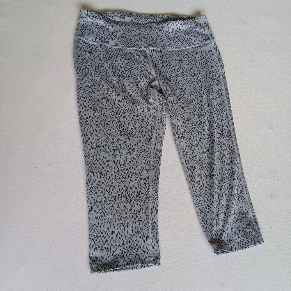 Nike Dri Fit Sz M  Black and Gray Patterned Running Capris